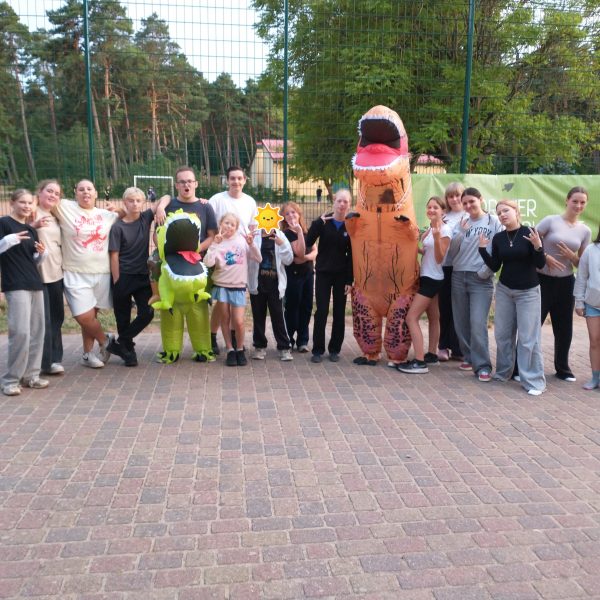 ...Projektfahrt nach Arendsee, Experimente und Spiele mit Wasser, Fahrradtouren zum Baden, Illuseum Berlin, Schnipseljagd bei der unsere gestohlenen Deutschland Fanartikel wieder gefunden wurden, Fußballturnier, Zelten am Club.....das war unser Sommer 2026